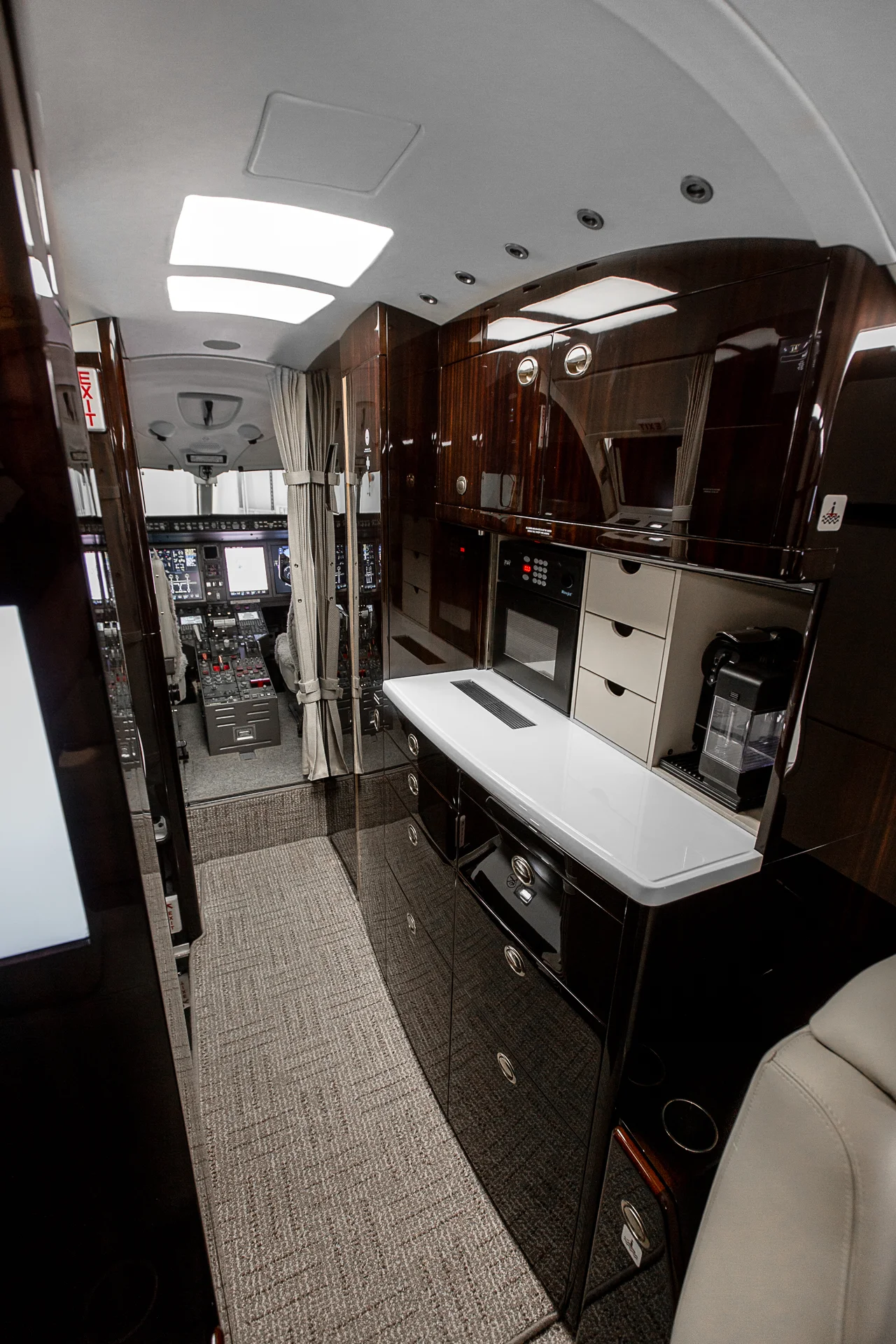 LR_Challenger_N697AH_Interior_ (24 of 35).jpg