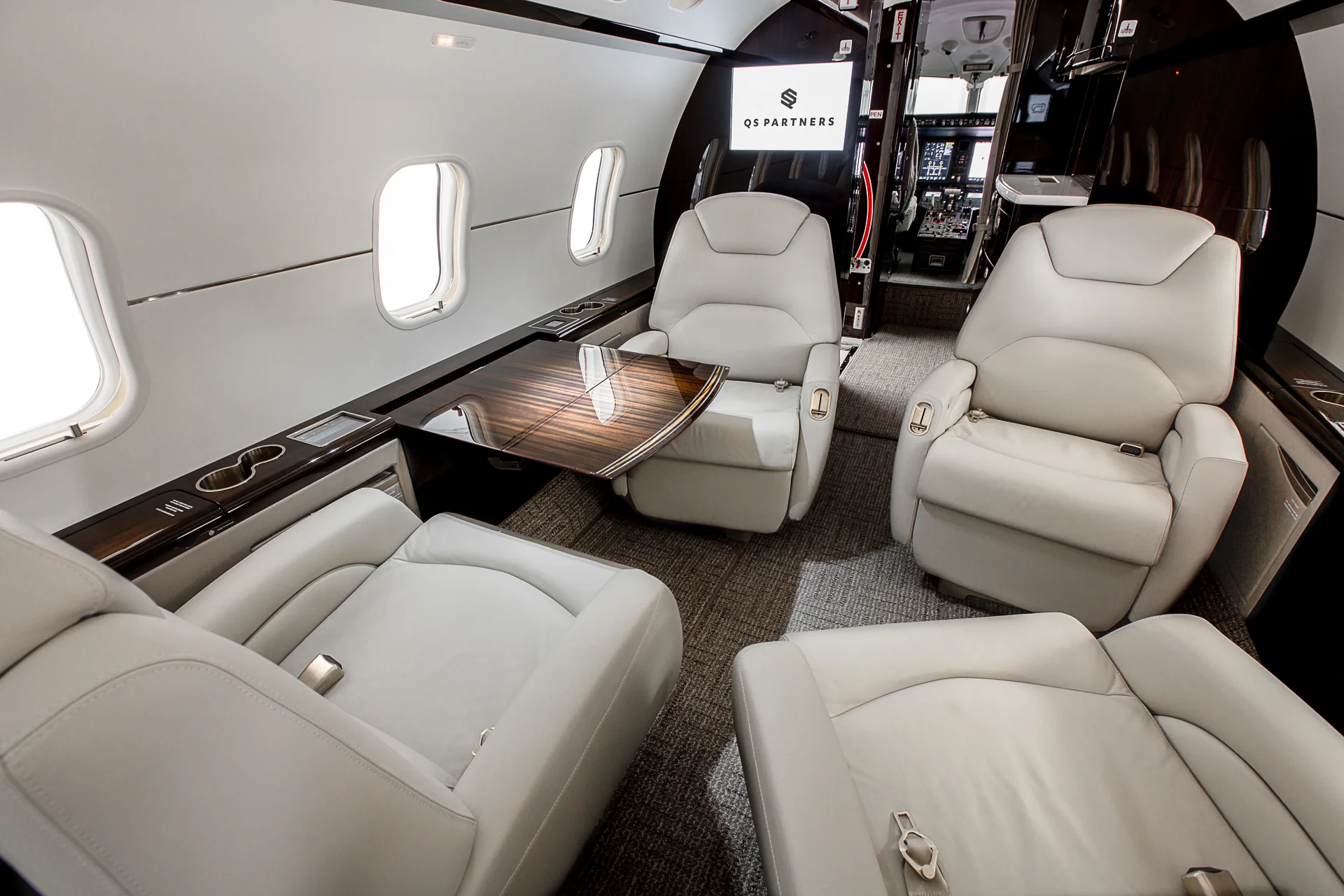 LR_Challenger_N697AH_Interior_ (15 of 35).jpg
