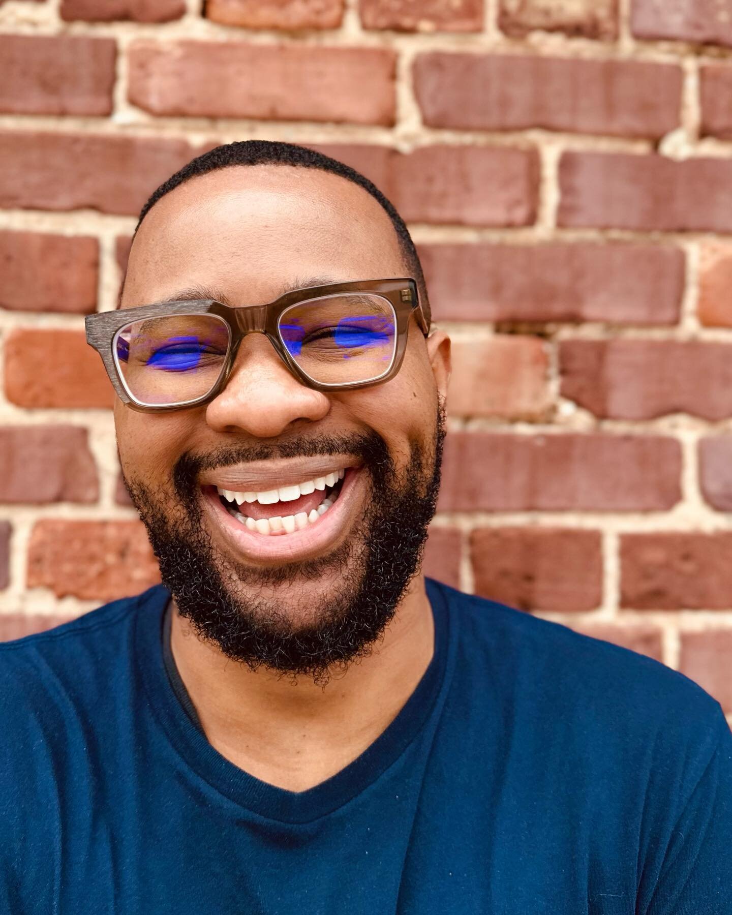 Everyone loves a good candid! 📸
.
That picture perfect smile is paired with a @larad_eyewear , thank you @fusion_eyewear for helping us put smiles like this on our patients! 
.
.
.
#DesignerEyewear #LaraD #SodaCity #UniqueGlasses #UniqueOpticalExper