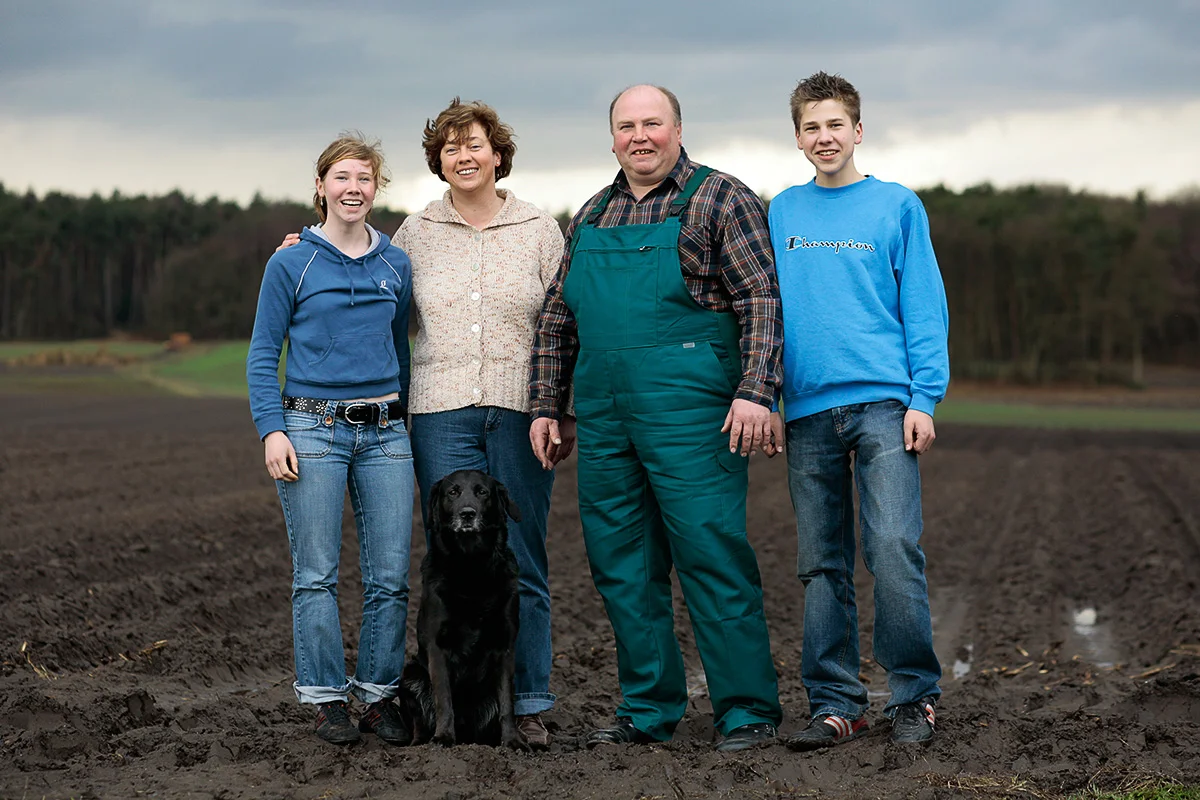 01_Iglo_Familie_auf_Feld.jpg