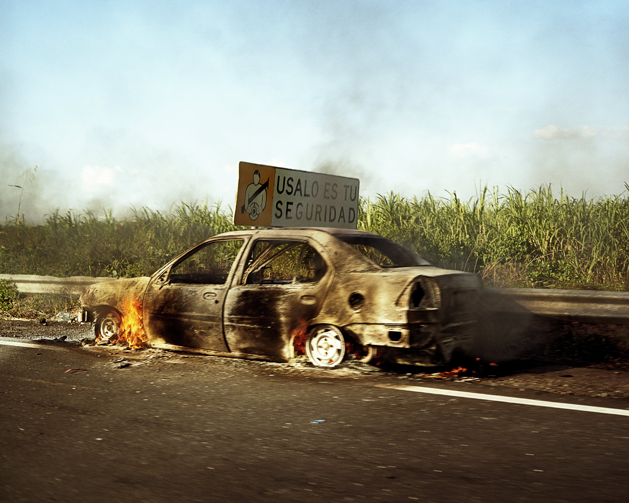 Mexico_Brennendes_Auto.jpg