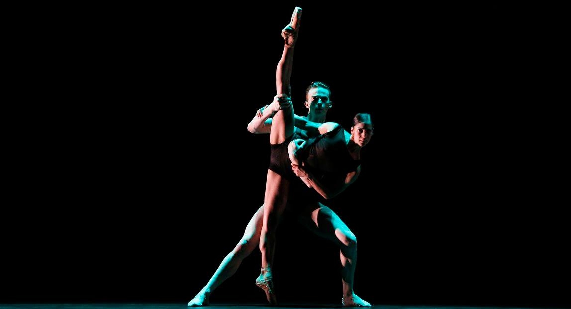 Jarryd Madden and Robyn Hendricks in Wayne McGregor's Infra. Photography Jeff Busby