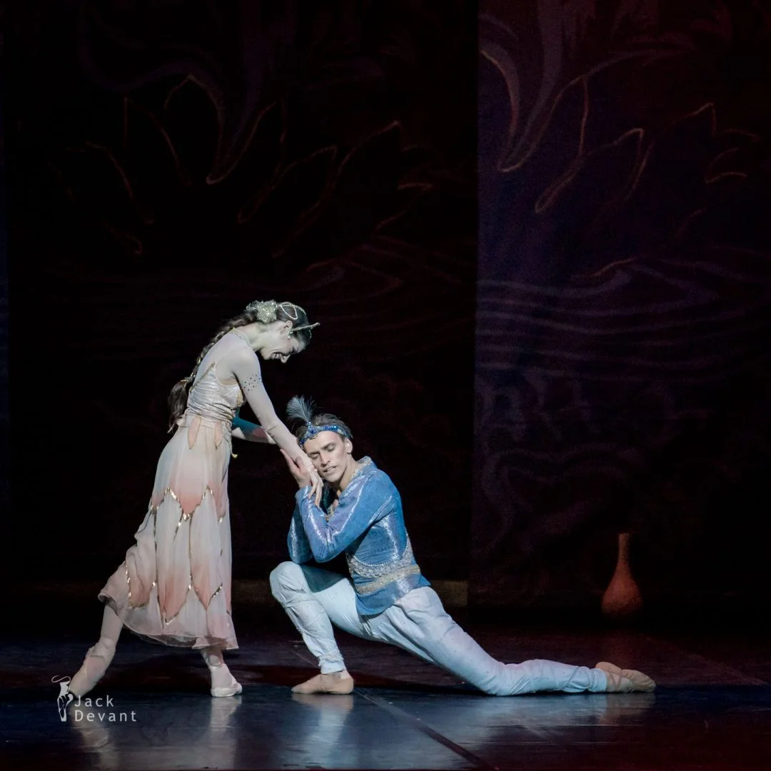 Laurretta Summerscales as Nikiya and Sergei Polunin as Solor in the Vase scene, La Bayadere. Bayerisches Staatsballett, Munich. Photographs by Jack Devant.