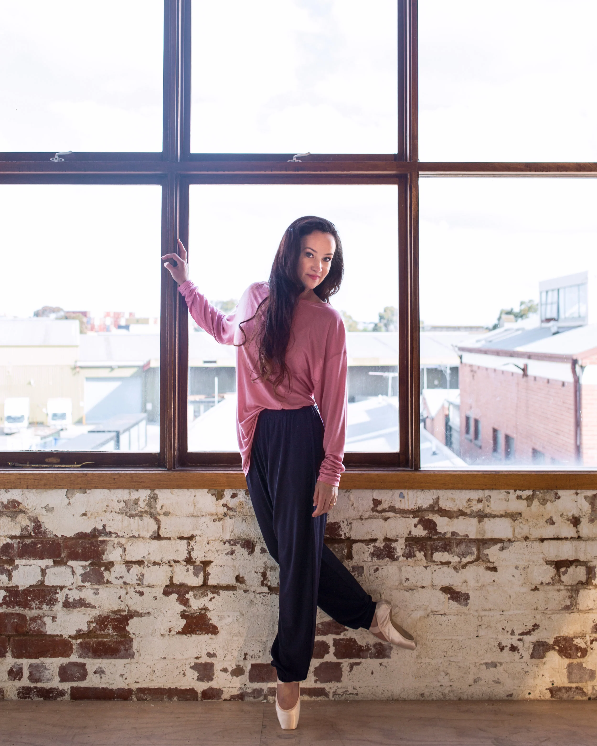 Lucinda wears the Aubrey Knot Long Sleeve Tee and the Mikayla Slouch Pant from the Atelier Collection