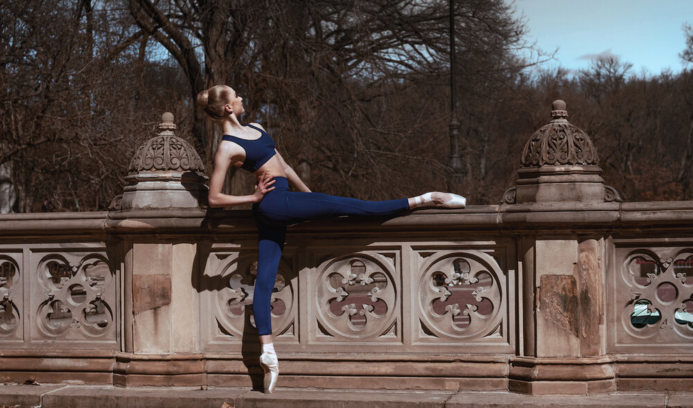Layla wears the Addison Crop Top and Sabre tights in Navy
