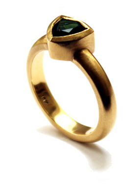 TRISULA BEZEL RING