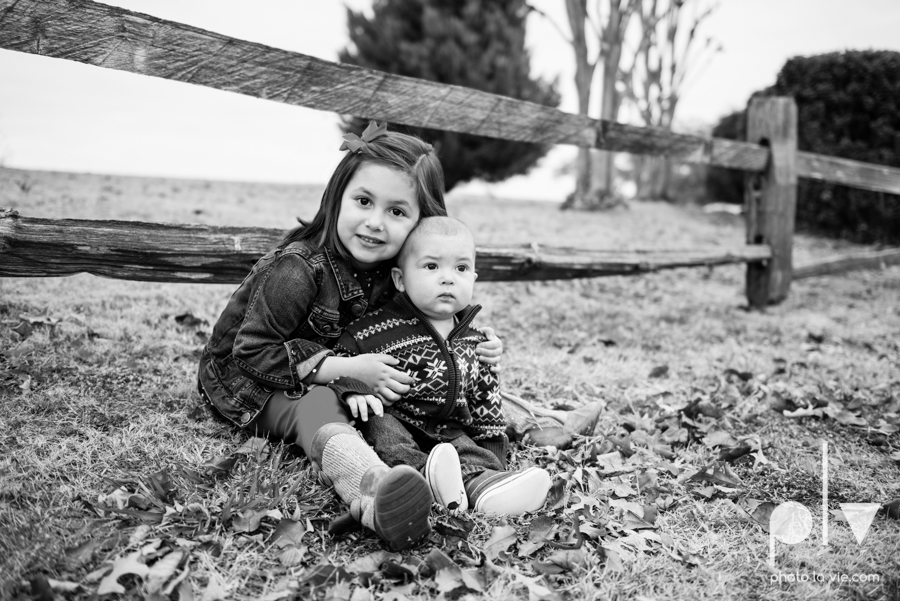 Portrait Session DFW Fort Worth photography family children kids outdoors fall christmas red bow hat fence field trees Sarah Whittaker Photo La Vie-10.JPG