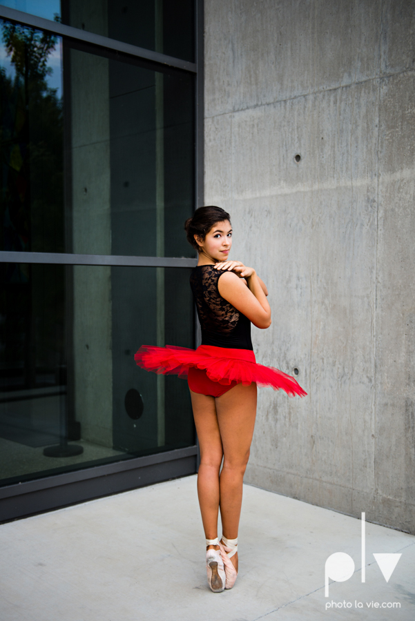 ballet dancers pointe shoes dallas arts district texas dfw tutu modern architecture Sarah Whittaker Photo La Vie-3.JPG