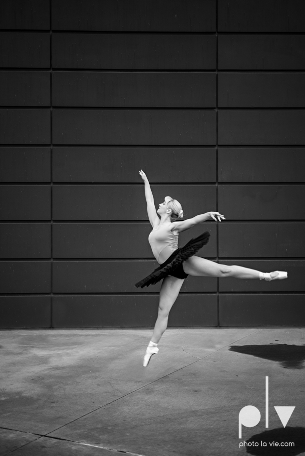 ballet dancers pointe shoes dallas arts district texas dfw tutu modern architecture Sarah Whittaker Photo La Vie-15.JPG