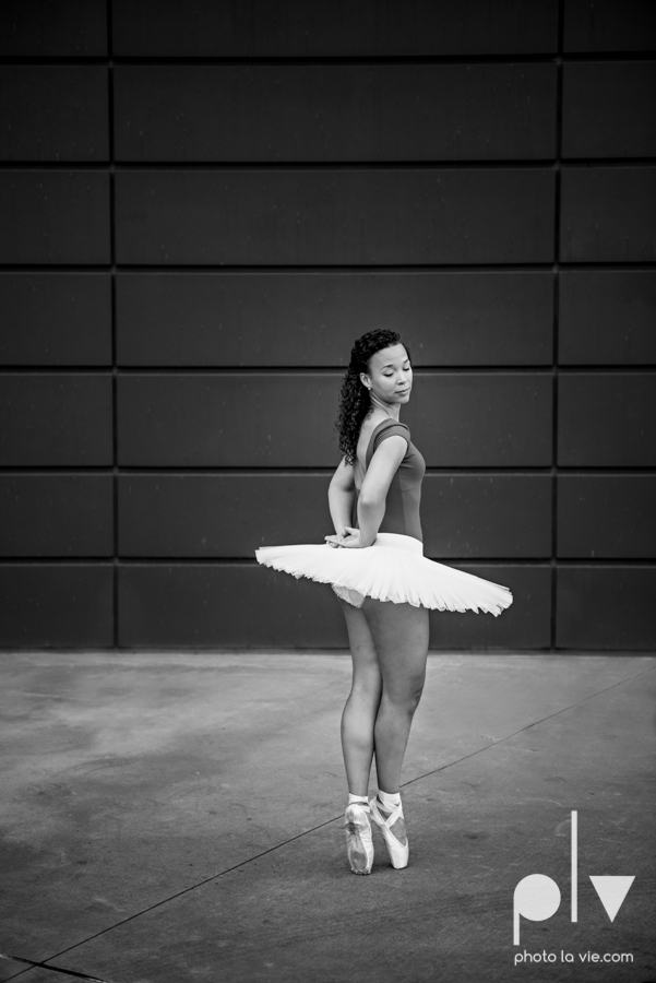 ballet dancers pointe shoes dallas arts district texas dfw tutu modern architecture Sarah Whittaker Photo La Vie-17.JPG