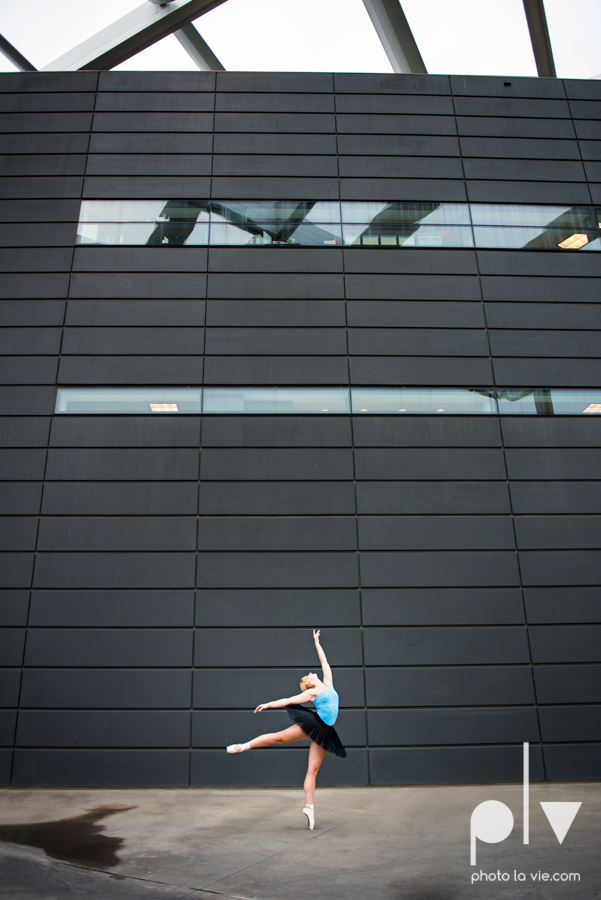 ballet dancers pointe shoes dallas arts district texas dfw tutu modern architecture Sarah Whittaker Photo La Vie-16.JPG