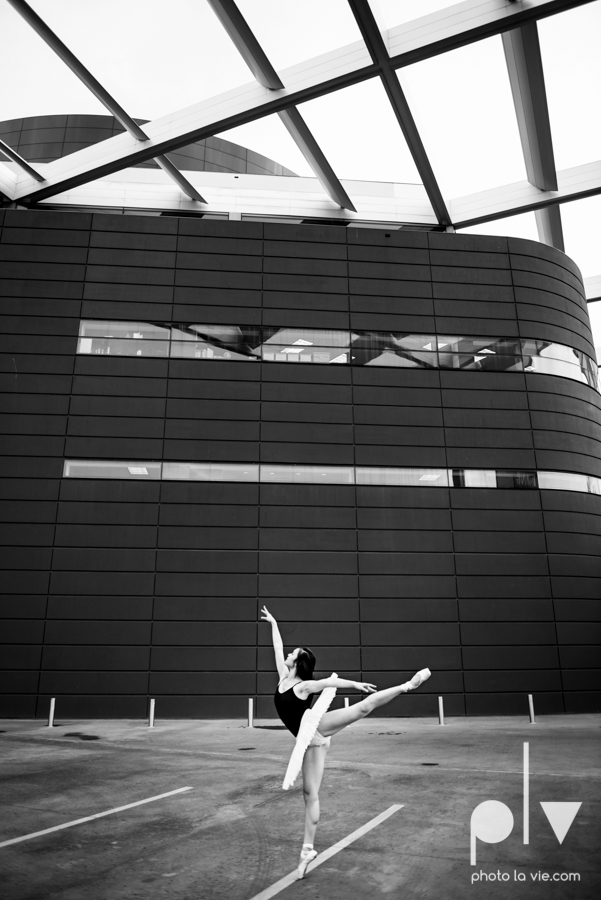 ballet dancers pointe shoes dallas arts district texas dfw tutu modern architecture Sarah Whittaker Photo La Vie-18.JPG