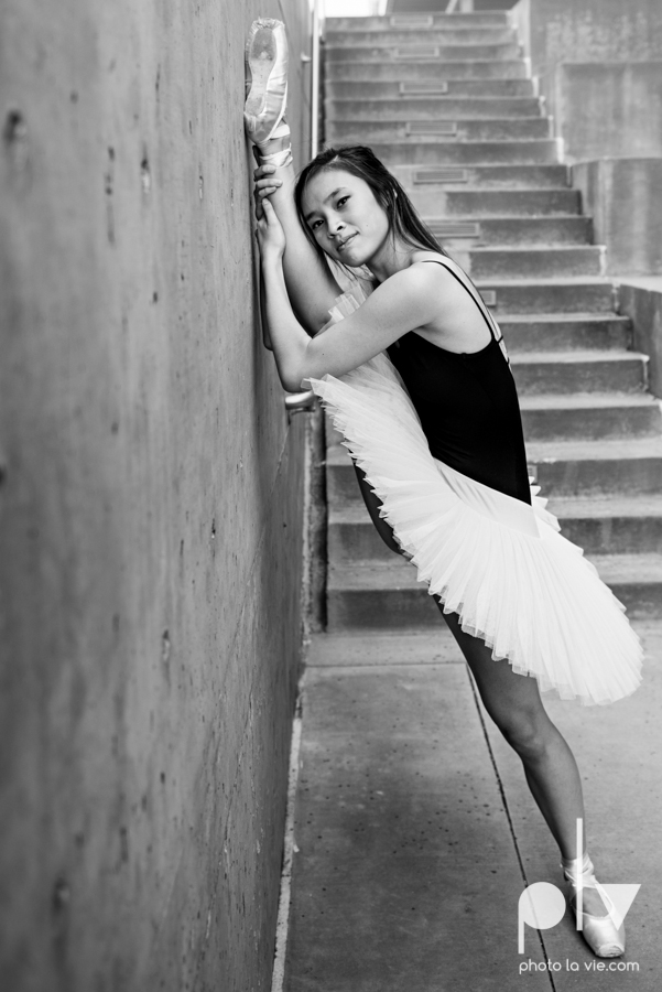 ballet dancers pointe shoes dallas arts district texas dfw tutu modern architecture Sarah Whittaker Photo La Vie-19.JPG