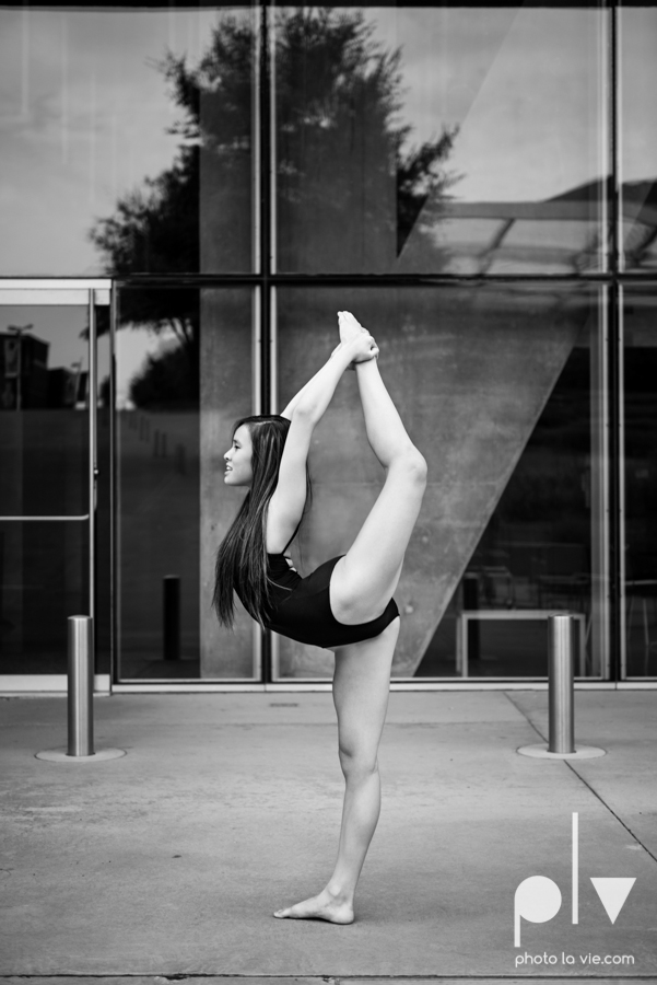 ballet dancers pointe shoes dallas arts district texas dfw tutu modern architecture Sarah Whittaker Photo La Vie-25.JPG