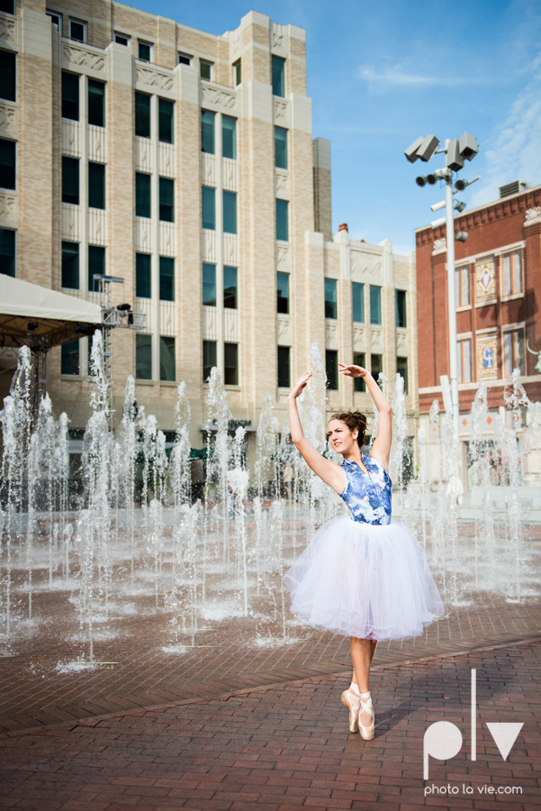 Claire Downtown Fort Worth campus sundance square ballerina ballet pointe garage urban senior dancer Sarah Whittaker Photo La Vie-4.JPG