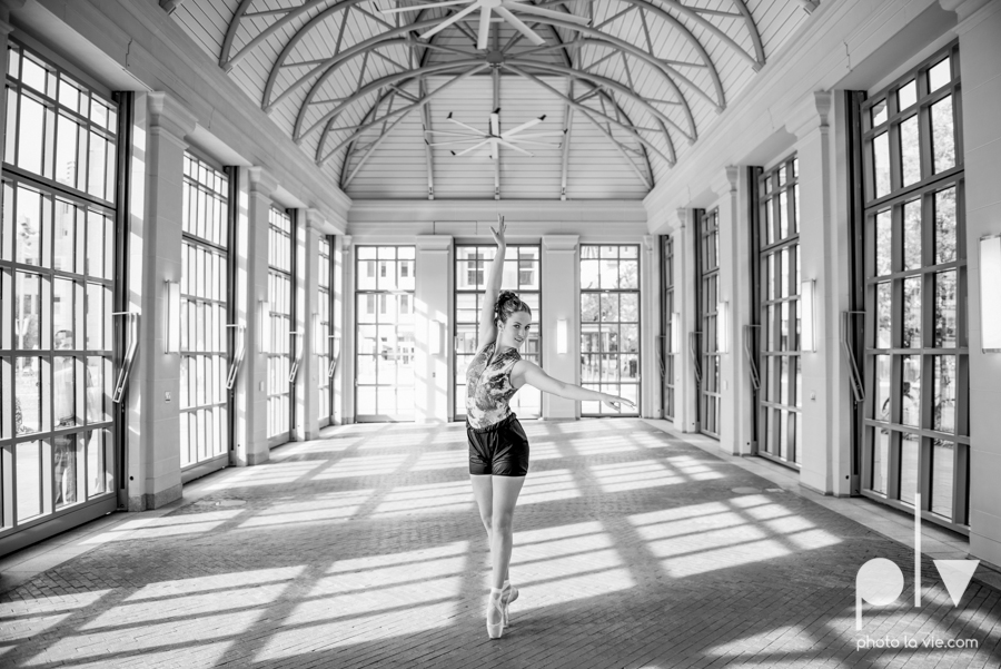 Claire Downtown Fort Worth campus sundance square ballerina ballet pointe garage urban senior dancer Sarah Whittaker Photo La Vie-3.JPG