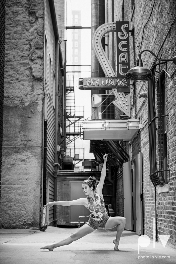 Claire Downtown Fort Worth campus sundance square ballerina ballet pointe garage urban senior dancer Sarah Whittaker Photo La Vie-7.JPG