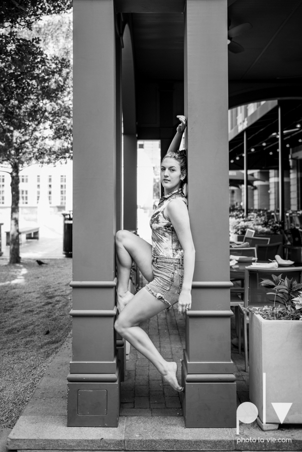 Claire Downtown Fort Worth campus sundance square ballerina ballet pointe garage urban senior dancer Sarah Whittaker Photo La Vie-8.JPG