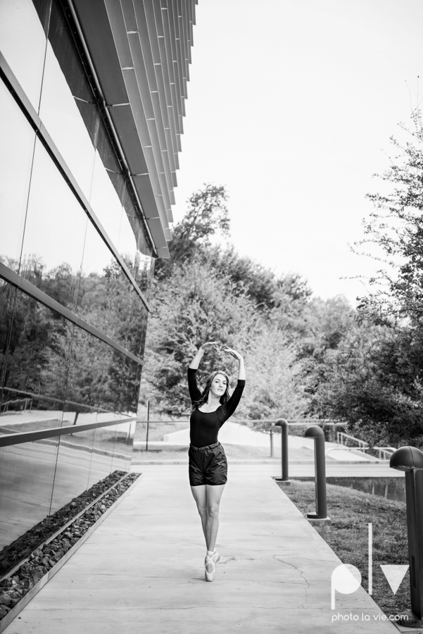 Claire Downtown Fort Worth campus sundance square ballerina ballet pointe garage urban senior dancer Sarah Whittaker Photo La Vie-14.JPG