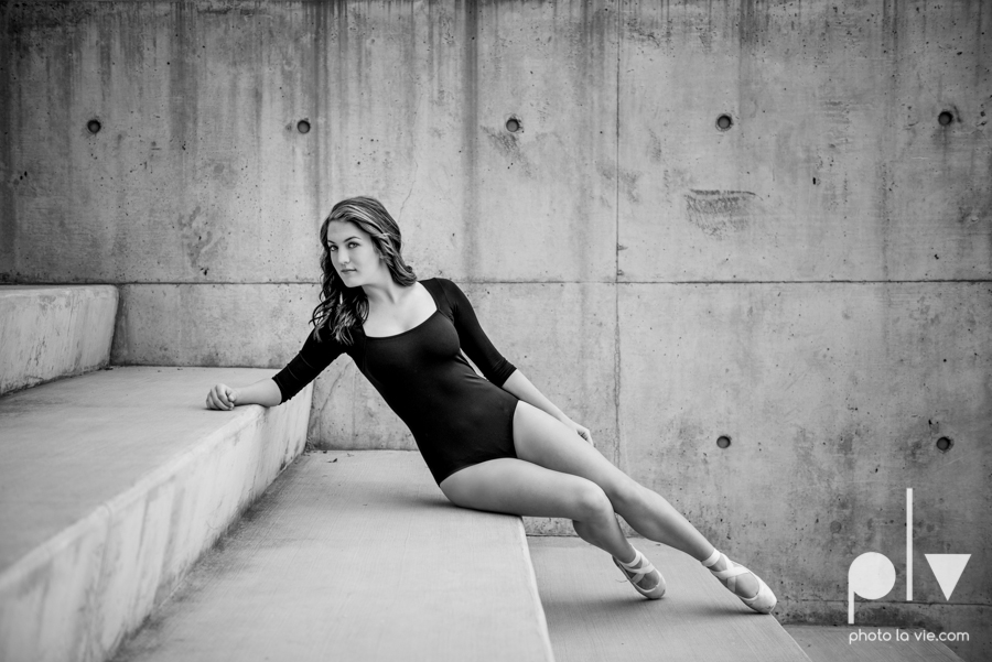 Claire Downtown Fort Worth campus sundance square ballerina ballet pointe garage urban senior dancer Sarah Whittaker Photo La Vie-16.JPG