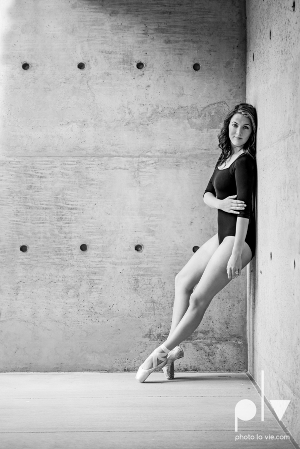 Claire Downtown Fort Worth campus sundance square ballerina ballet pointe garage urban senior dancer Sarah Whittaker Photo La Vie-20.JPG