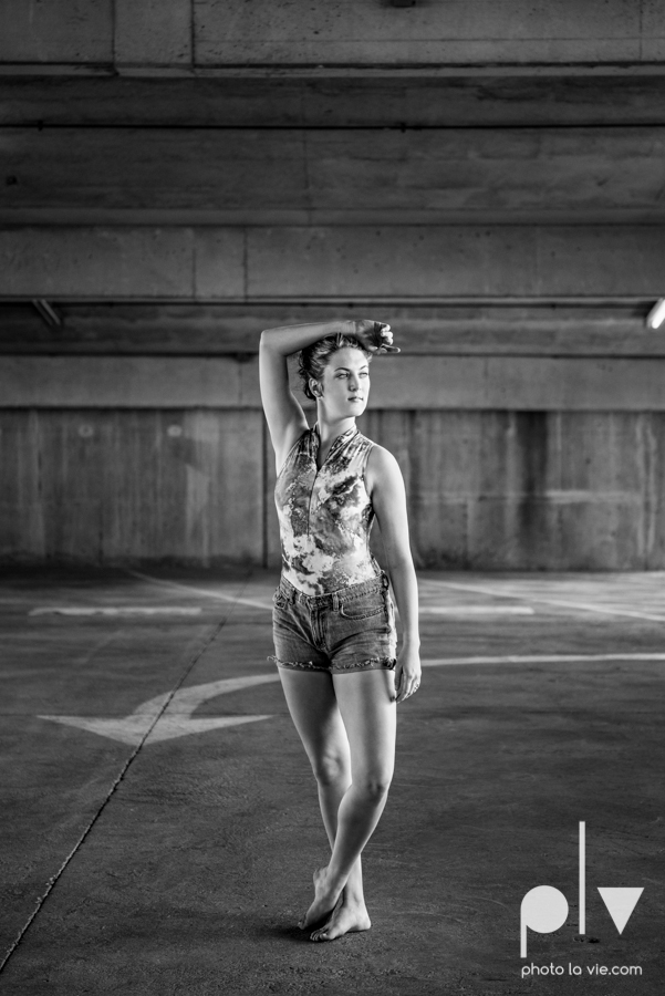 Claire Downtown Fort Worth campus sundance square ballerina ballet pointe garage urban senior dancer Sarah Whittaker Photo La Vie-21.JPG