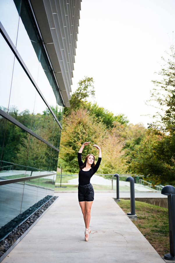 Photo La Vie Sarah Whittaker senior photographer photography family DFW Dallas Fort Worth downtown dancer ballet ballerina pointe sundance square-5.JPG