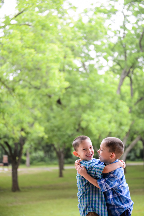 Photo La Vie Sarah Whittaker photographer photography family DFW Dallas Fort Worth Arlington Oliver Nature Park summer field tree children siblings kids-1.JPG