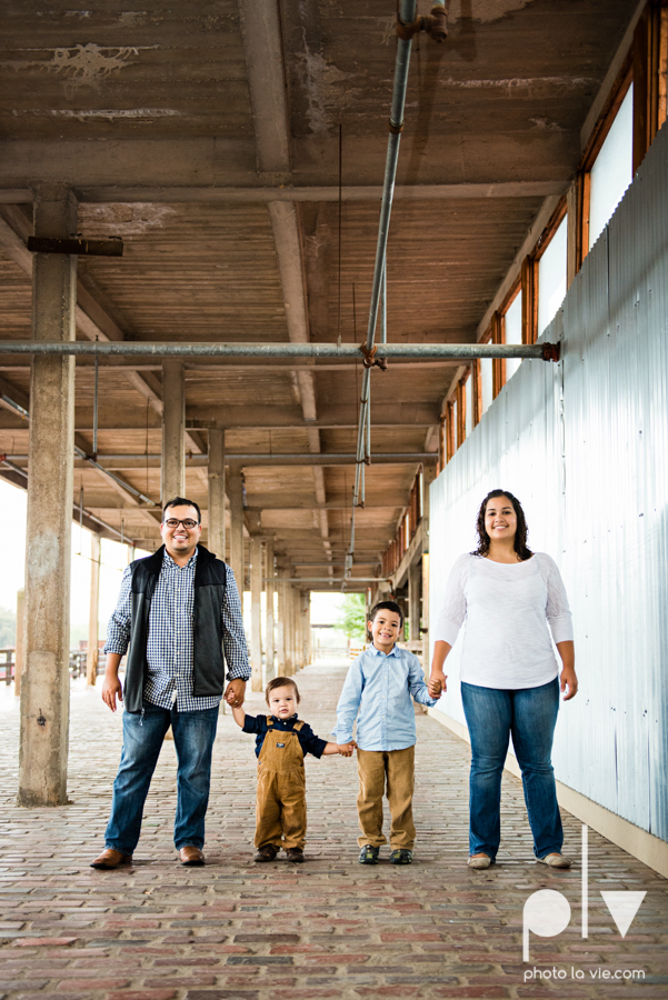 Mini session family photography stockyards fort worth texas station brothers children boys fall Photo La Vie-4.JPG