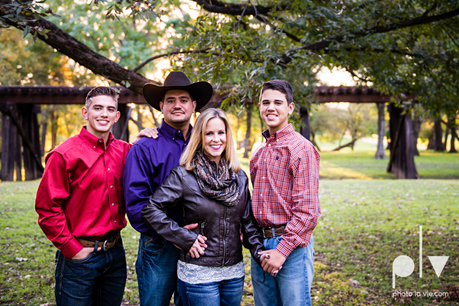 family session fort worth downtown trinity park fall group children siblings large Sarah Whittaker Photo La Vie-5.JPG