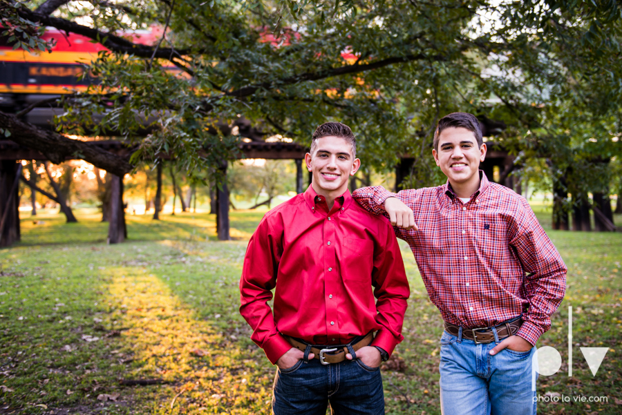 family session fort worth downtown trinity park fall group children siblings large Sarah Whittaker Photo La Vie-6.JPG