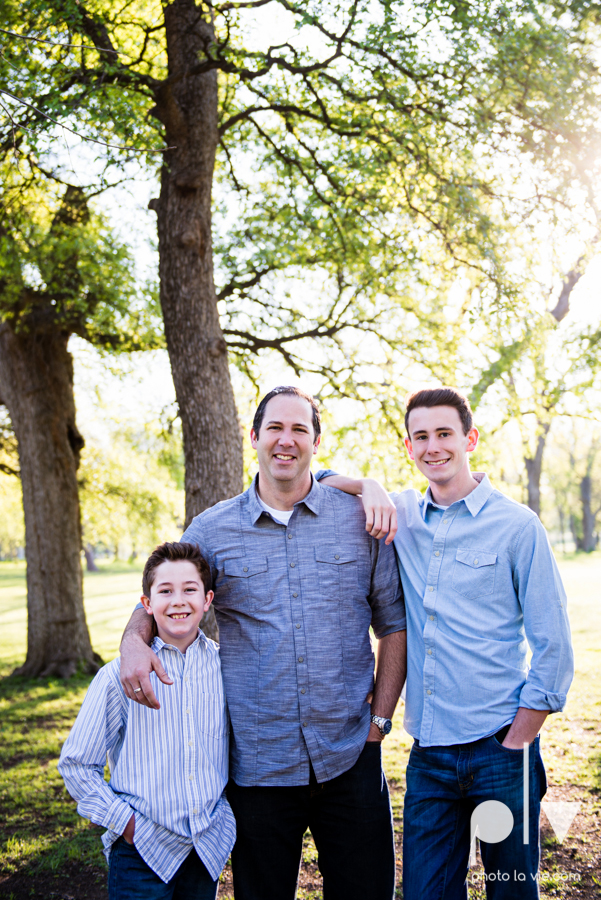 family portrait mini session fort worth ft Trinity park outdoors spring outfits girls boys colors children siblings sisters brothers sun sarah whittaker Photo La Vie-2.JPG