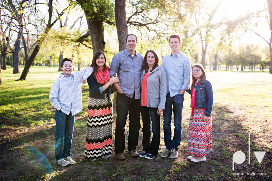 family portrait mini session fort worth ft Trinity park outdoors spring outfits girls boys colors children siblings sisters brothers sun sarah whittaker Photo La Vie-1.JPG
