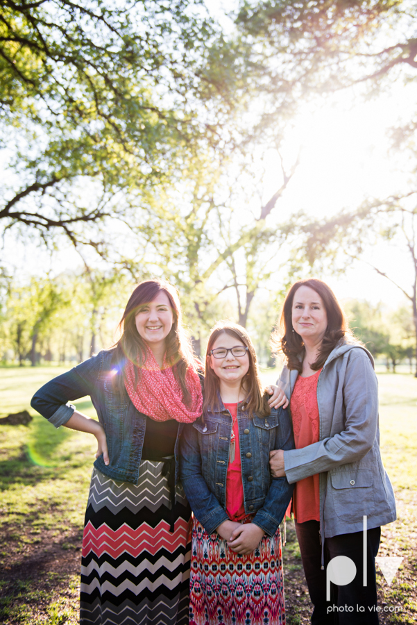 family portrait mini session fort worth ft Trinity park outdoors spring outfits girls boys colors children siblings sisters brothers sun sarah whittaker Photo La Vie-3.JPG