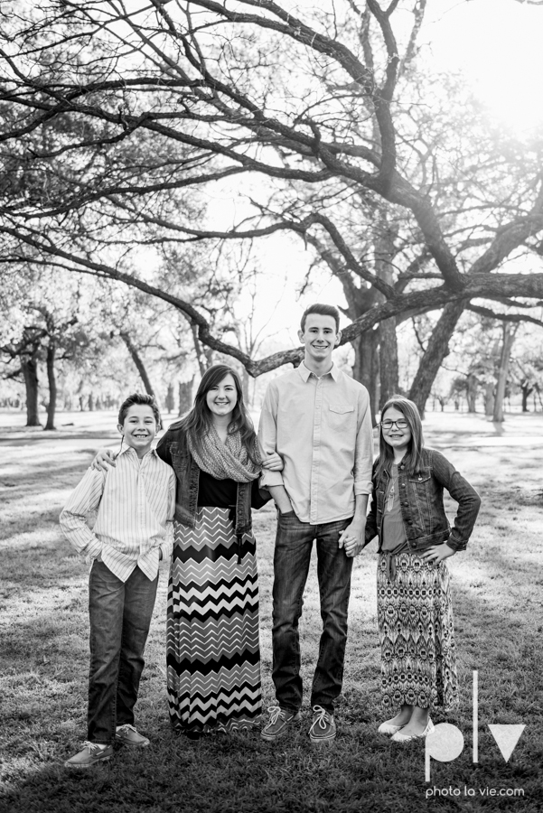 family portrait mini session fort worth ft Trinity park outdoors spring outfits girls boys colors children siblings sisters brothers sun sarah whittaker Photo La Vie-4.JPG