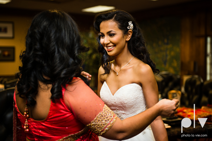 Debbie Trevor wedding ruthe jackson center dfw texas multicultural indian india traditional christian lights Sarah Whittaker Photo La Vie-14.JPG