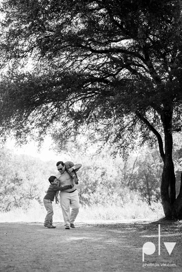 Valdez family mini session mansfield texas oliver nature park fall winter christmas photos photographer children sibilings boy blue Sarah Whittaker Photo La Vie-6.JPG