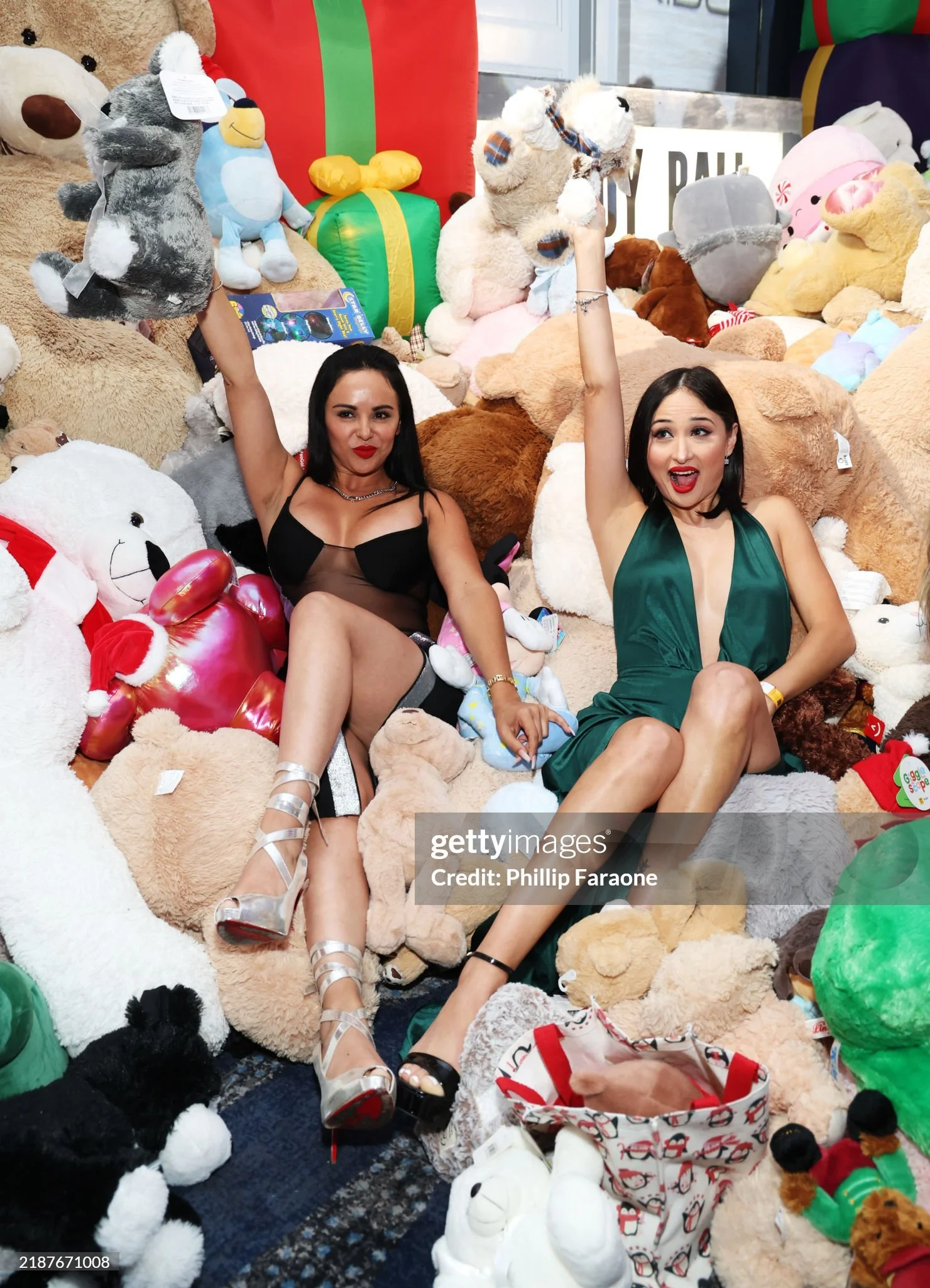 Getty Images Teddy Ball 2024 - Teddy Pit 2 Girls 2.jpg
