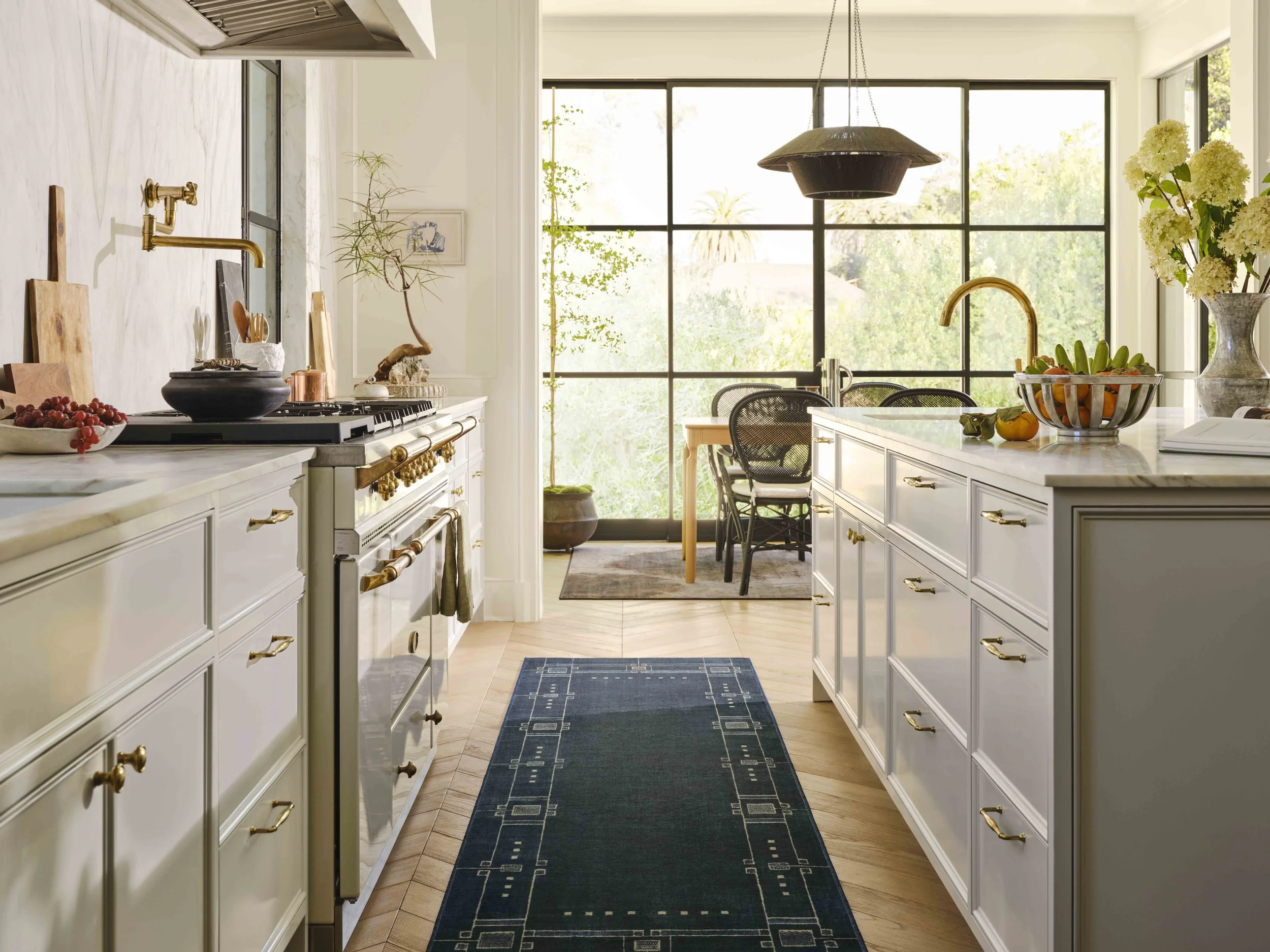 241029ADIG_0216_Kitchen_AveryMidnightBlue_21_lp_v4.jpg