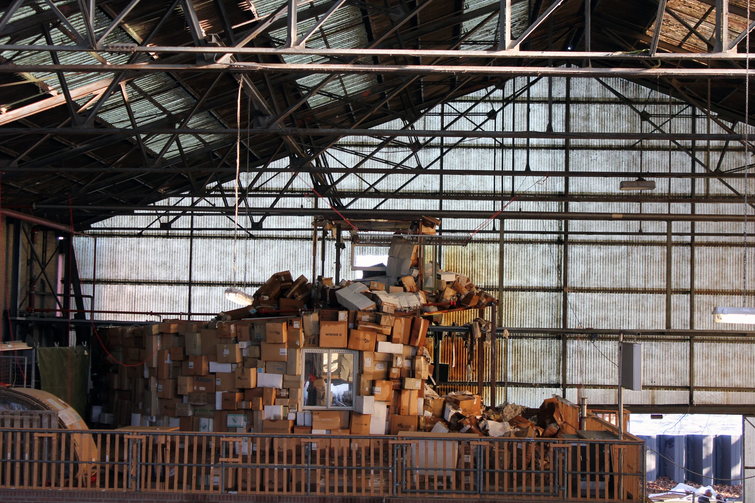 verwoest Kartonnen huis FABRIKAAT.jpg