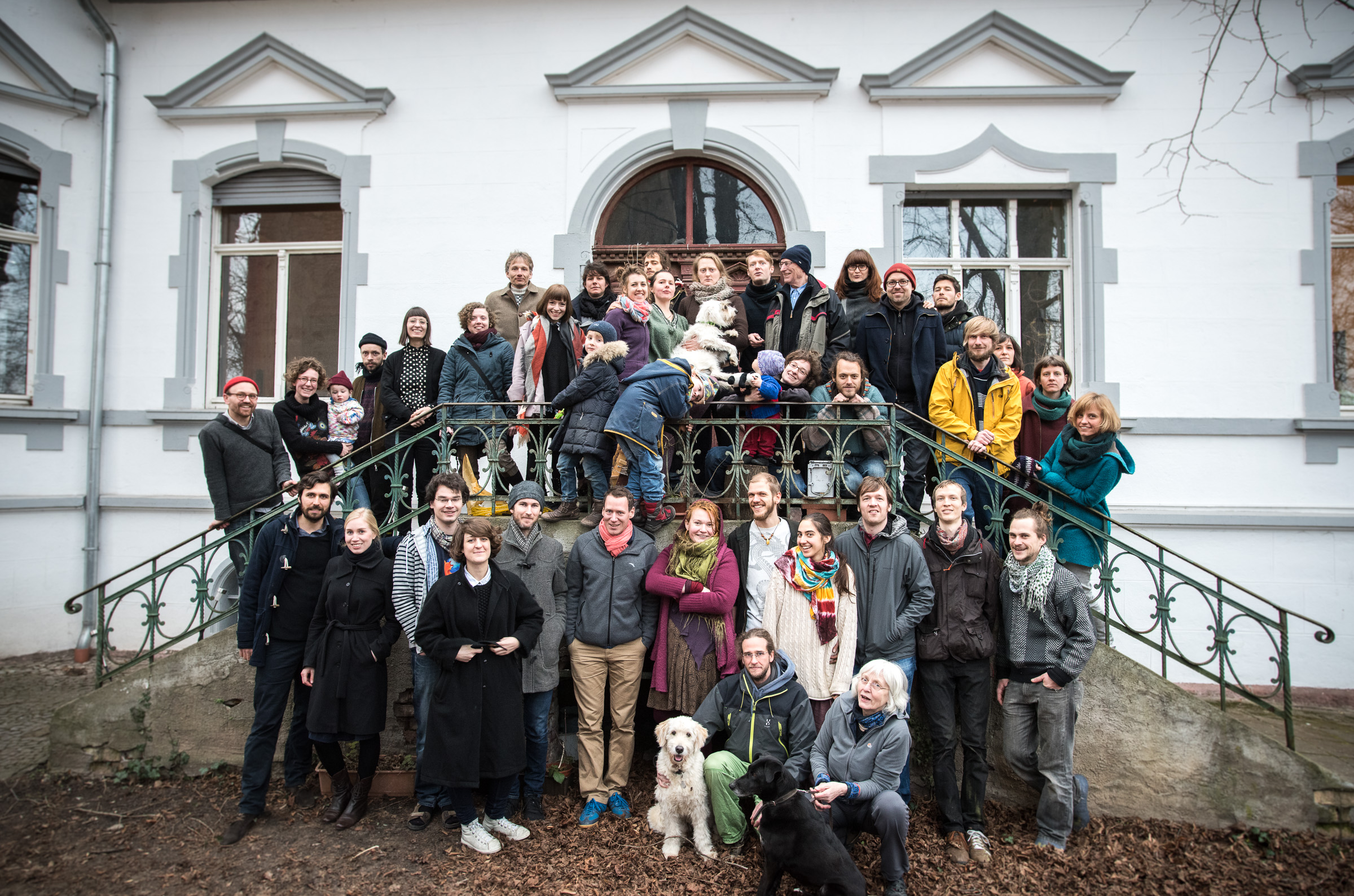 On stairs: Nils, Nora, Alma (?), Mike, Christin, Jördis, Thomas, Franzi, Antonius, Johanna, Carrie, Boris, Ann-Chris, Josh, Eddie (wuff), Jenni Ottilie, Robert Max, Ella, Sarah, Papa Otto, Olmo, Caro, Kai, Andreas An, Andreas Ar., Manu, Barbara, Daniela On dried leaves: Henry, Viktoria, Jan, Judith, Sam, Karl, Kathi, Nouka (wuff), Philipp, Rika (wuff), Micha, Julia, Dave, Mama Regina, Martin, (Anna – missing), Lukas