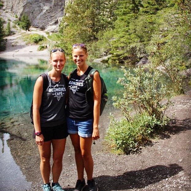 Mountain days, sunny rays, and two lattes 🙋🏼&zwj;♀️🙋🏼&zwj;♀️
Photo credit goes to the lovely fellow hiker that captured @trismusinstagram and her friend in our newest Blondies Swag! Thank You Ladies for your support and trying out our newest spot