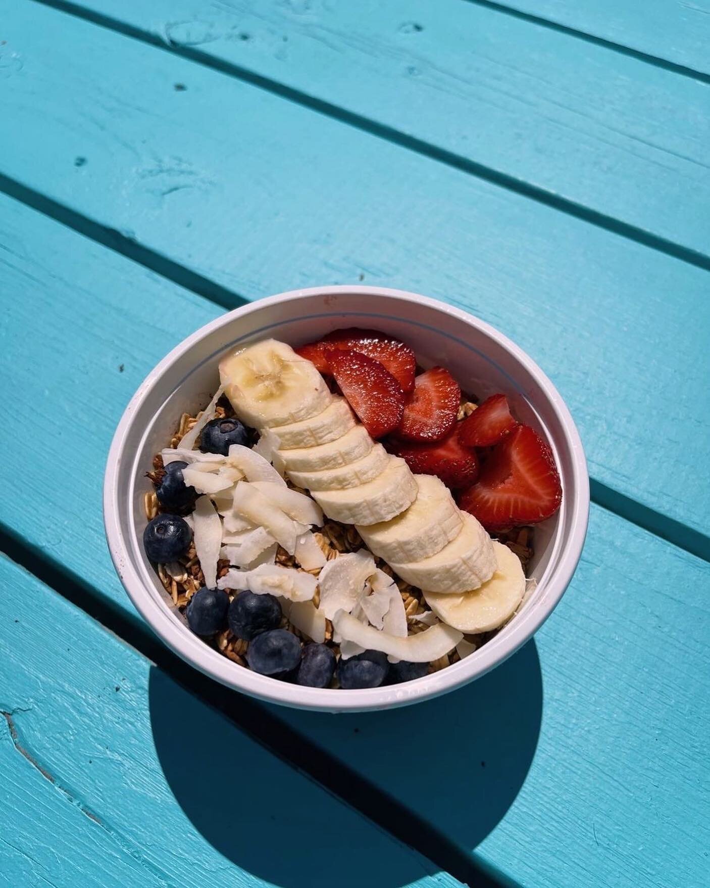 Warm days call for smoothie bowls 🫐 🍓 🍌 🥥 Grab one from Canmore or our Sicamous location💛

#haveablondemoment 
.
.
.
.
#smoothiebowl #smoothie #blondiescafe #coffeeshop #canmore #canmorealberta #sicamous #sicamousbc #foodie