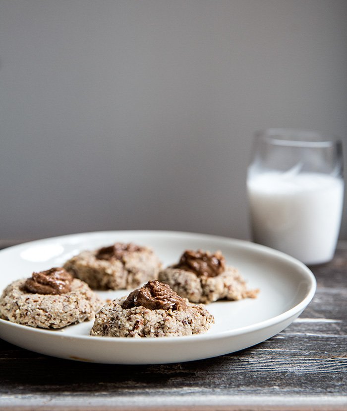 hazelnut thumbprint cookies with a chocolate almond butter filling | gf + vegan