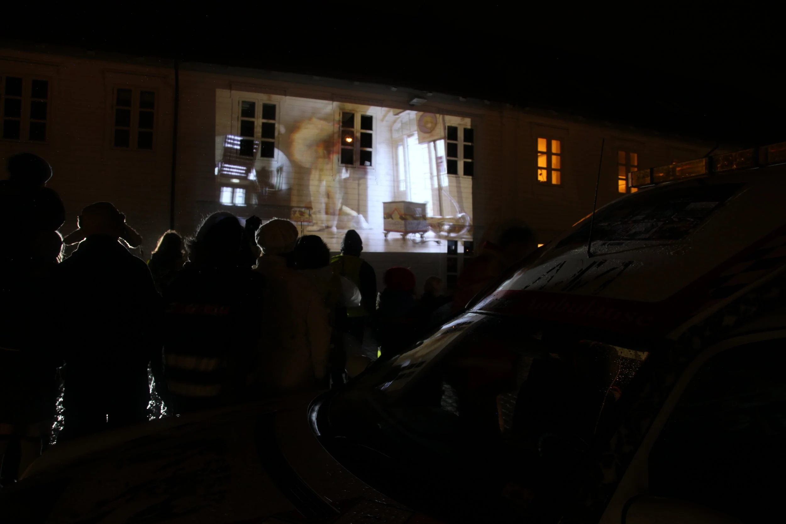 3. Ave Maria perf.video på bygning.JPG