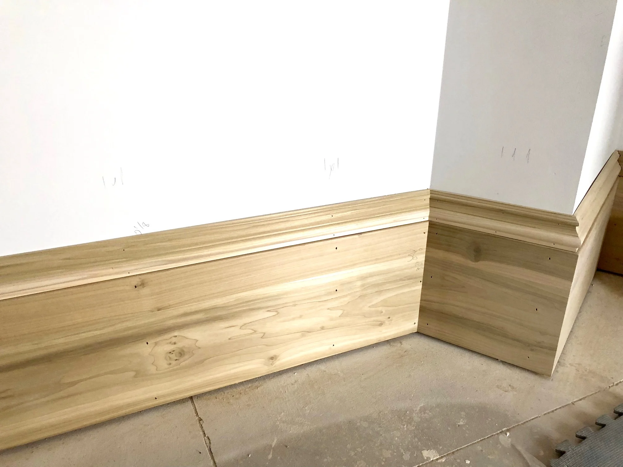 An up close peek at these beautiful, bold baseboards.