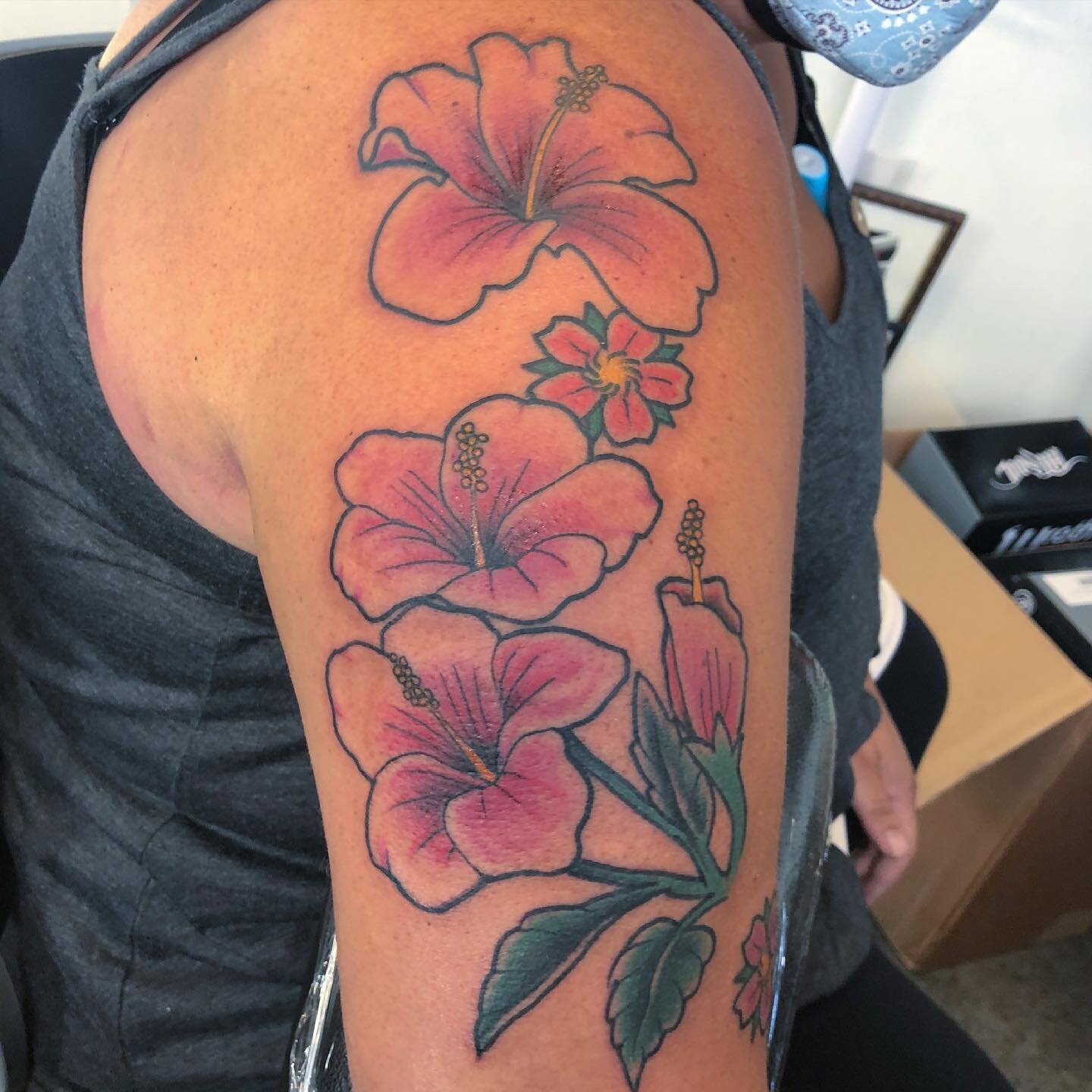 Close up on a hibiscus garden done recently by @unscentedcandles 
*
If you&rsquo;re looking to make an appointment with Jon head on over to his Instagram and send him a DM.
*
#boston #bostontattooartist #supportgoodtattooing #supportgoodtattooers  #b