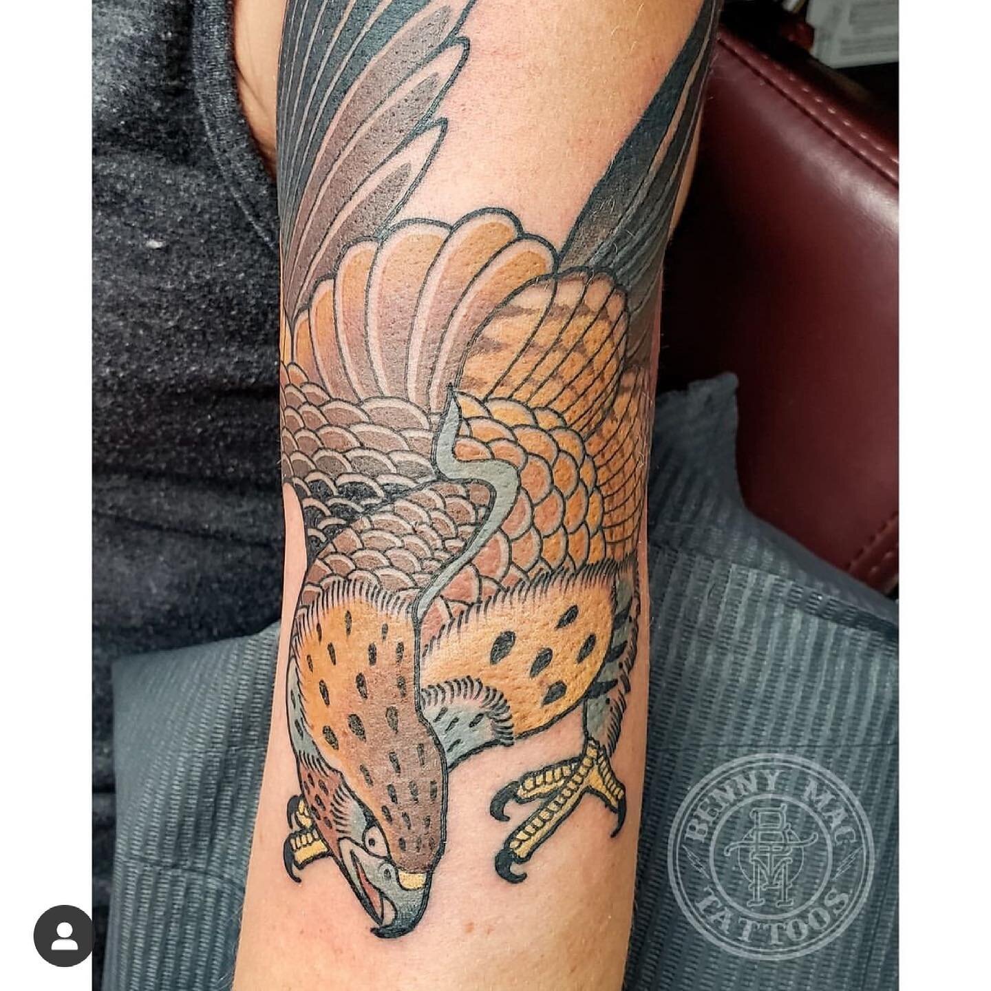 Red tailed hawk done by @bennymactattoos 
*
For all bookings email preferred, bennymactattoos@gmail.com
*
#bennymactattoos #boldandbeautiful #bold_will_hold #skinartmag #vink #visibleink #boston #bostonartist #bostontattoo #neotraditionaltattoo #neot