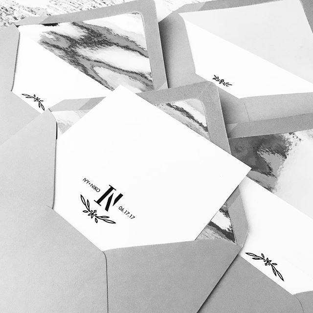 Contemporary lustre. 🖤 These mirror liners were perfection and had me like 🤓.
&bull;
&bull;
&bull;
&bull;
#ivyandink #envelope #stationery #weddingdetails #wedding #weddingstationery #invitations #weddinginvitations #print #logo #monogram #vector #