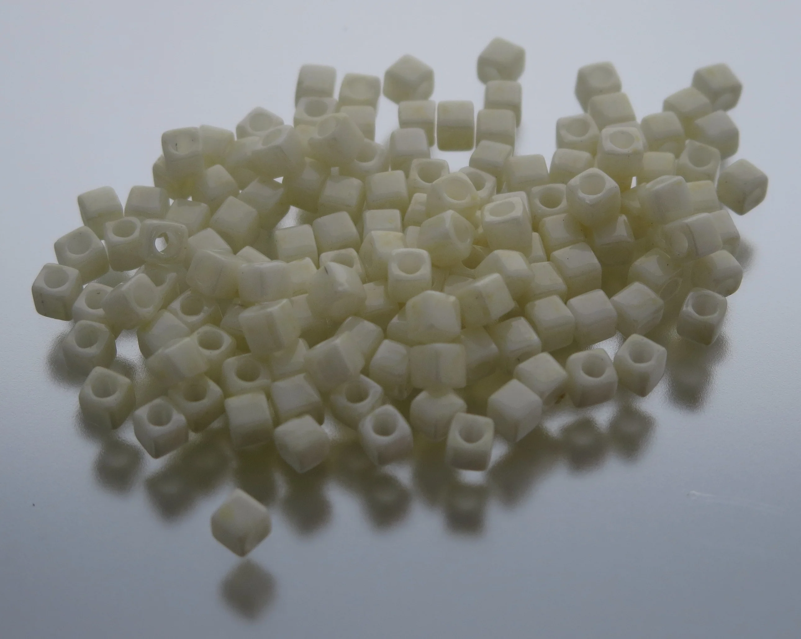 1.8mm Cubes - (#421) Cream Ceylon